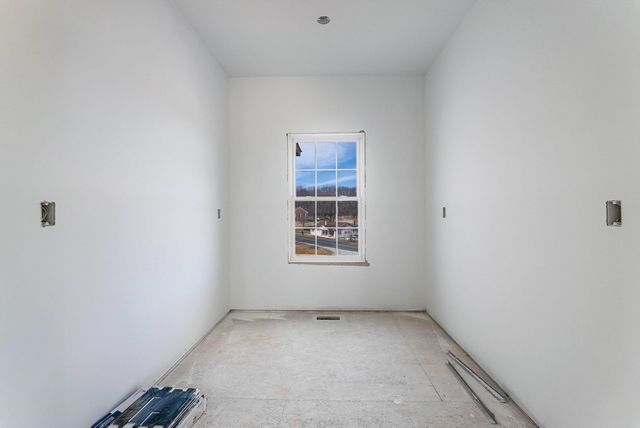 12 VALLEY MANOR DR, Staunton, VA 24401