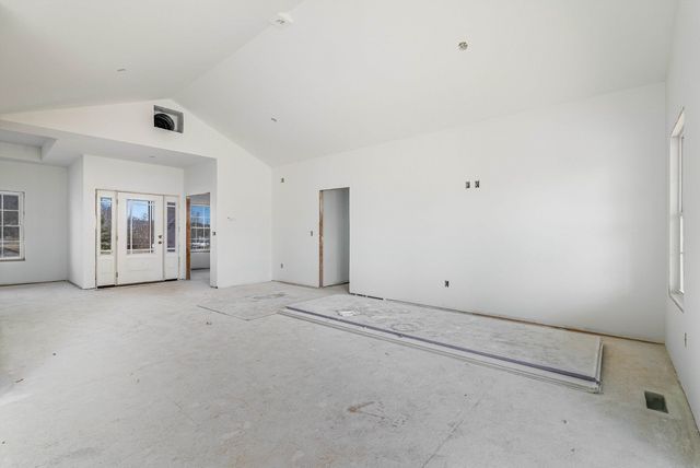 12 VALLEY MANOR DR, Staunton, VA 24401