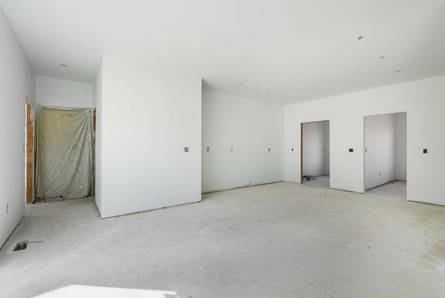 12 VALLEY MANOR DR, Staunton, VA 24401