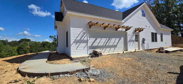 12 VALLEY MANOR DR, Staunton, VA 24401