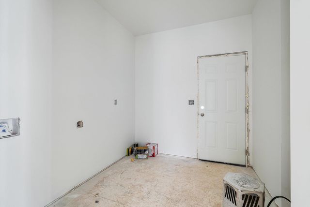 12 VALLEY MANOR DR, Staunton, VA 24401