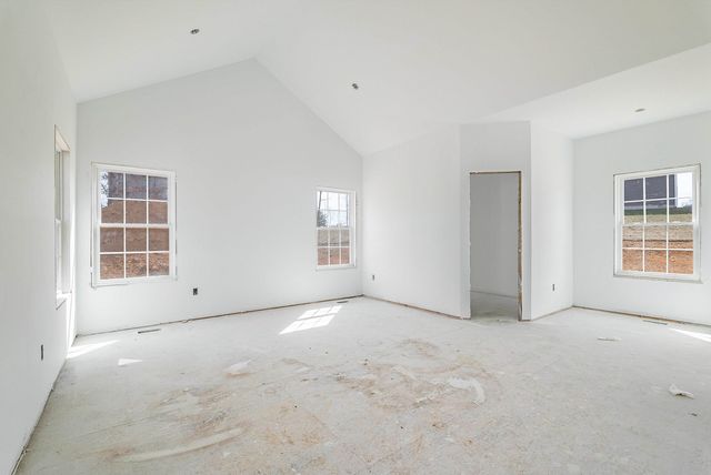 12 VALLEY MANOR DR, Staunton, VA 24401