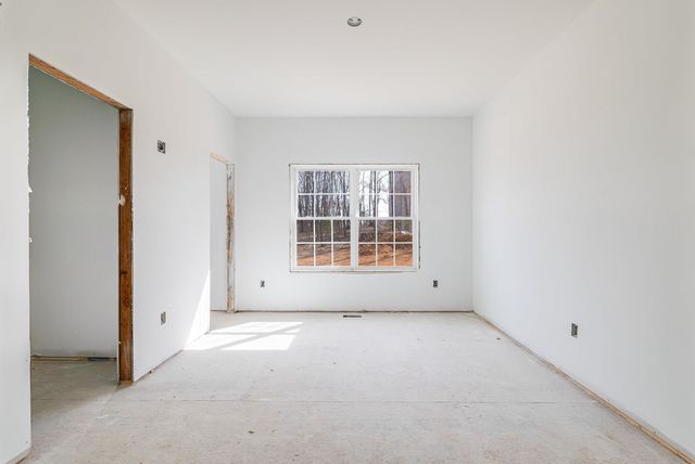 12 VALLEY MANOR DR, Staunton, VA 24401