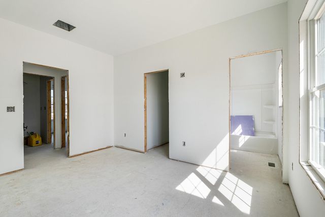 12 VALLEY MANOR DR, Staunton, VA 24401