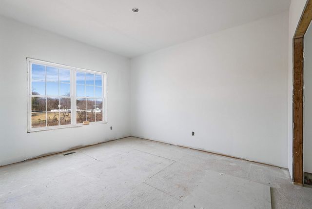 12 VALLEY MANOR DR, Staunton, VA 24401