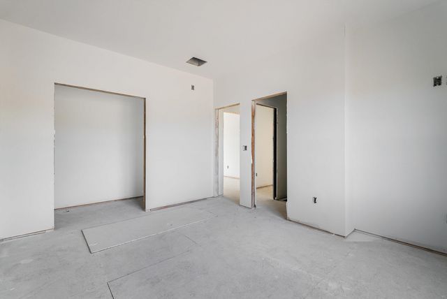 12 VALLEY MANOR DR, Staunton, VA 24401