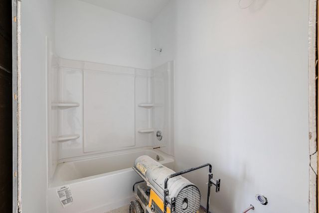 12 VALLEY MANOR DR, Staunton, VA 24401