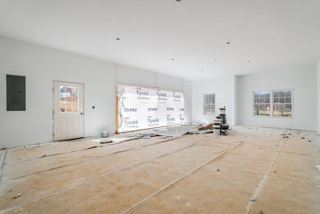 12 VALLEY MANOR DR, Staunton, VA 24401