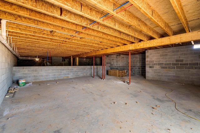 12 VALLEY MANOR DR, Staunton, VA 24401