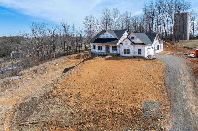 12 VALLEY MANOR DR, Staunton, VA 24401