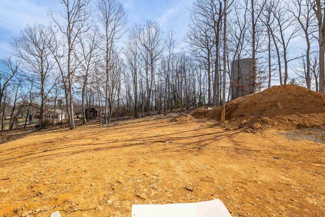 12 VALLEY MANOR DR, Staunton, VA 24401