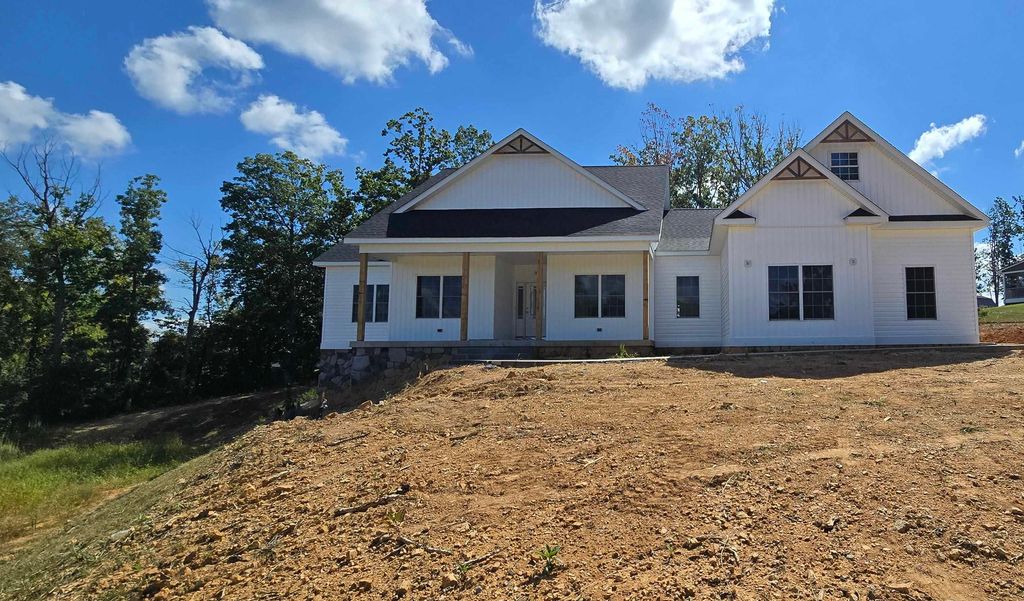 12 VALLEY MANOR DR, Staunton, VA 24401