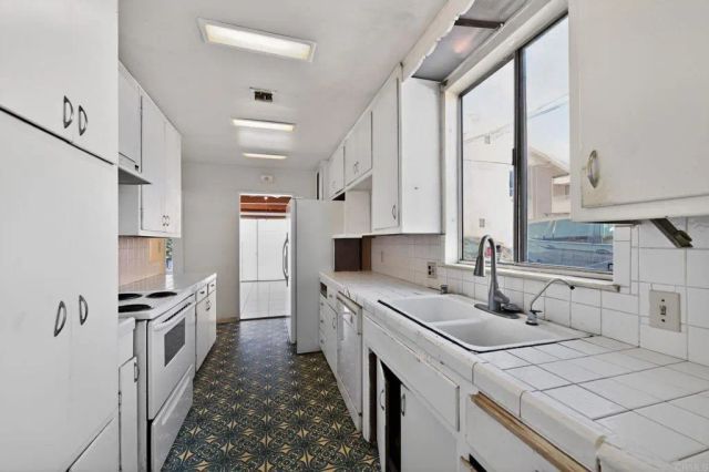 2568 Roseview Place, San Diego, CA 92105