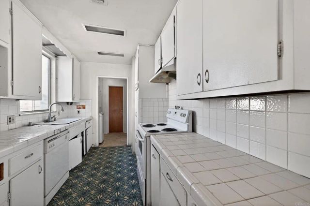 2568 Roseview Place, San Diego, CA 92105