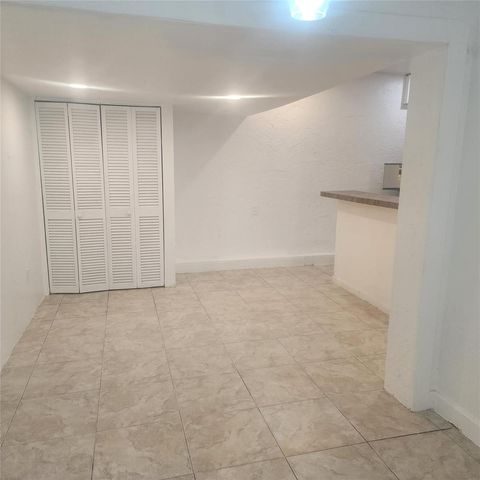 7800 SW 9th Street, North Lauderdale, FL 33068