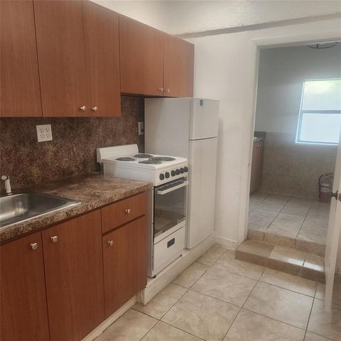 7800 SW 9th Street, North Lauderdale, FL 33068