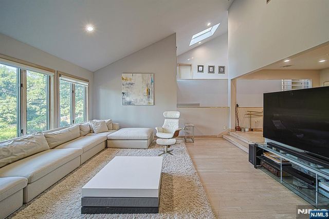 570 Grandview Terrace, Leonia, NJ 07605