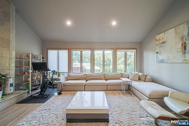 570 Grandview Terrace, Leonia, NJ 07605