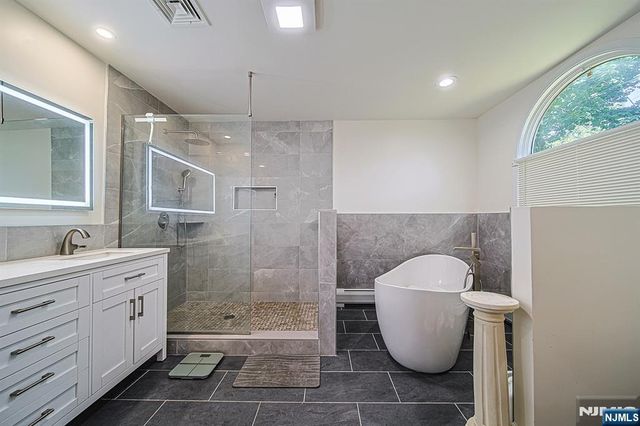 570 Grandview Terrace, Leonia, NJ 07605