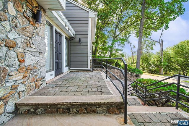 570 Grandview Terrace, Leonia, NJ 07605