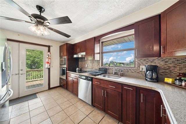 30 Clay Pike, North Huntingdon, PA 15642