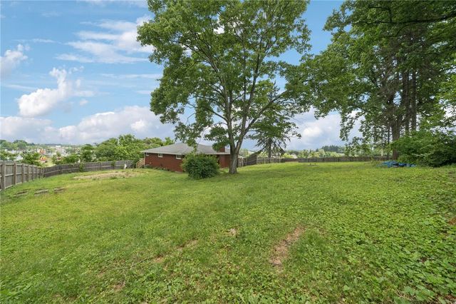 30 Clay Pike, North Huntingdon, PA 15642