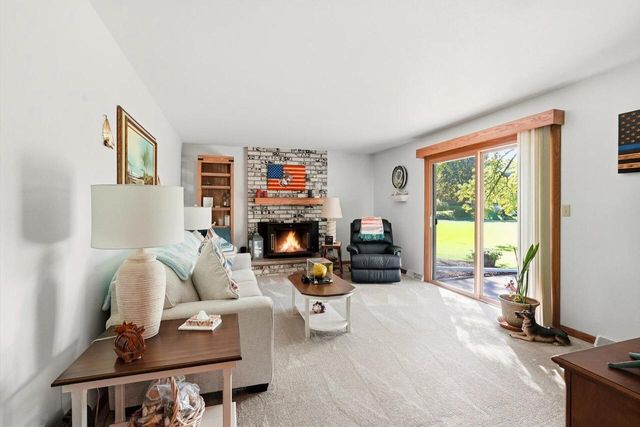 S55W23639 Hickory Ridge DRIVE, Waukesha, WI 53189