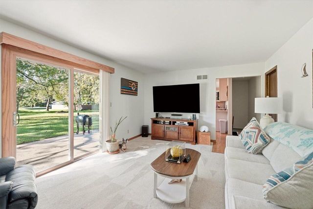 S55W23639 Hickory Ridge DRIVE, Waukesha, WI 53189