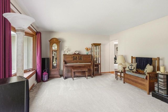 S55W23639 Hickory Ridge DRIVE, Waukesha, WI 53189