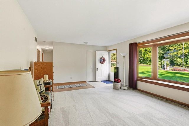 S55W23639 Hickory Ridge DRIVE, Waukesha, WI 53189