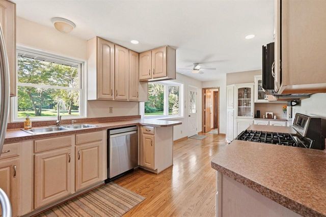 S55W23639 Hickory Ridge DRIVE, Waukesha, WI 53189