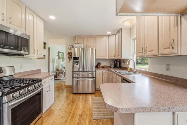 S55W23639 Hickory Ridge DRIVE, Waukesha, WI 53189