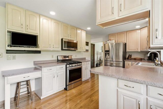 S55W23639 Hickory Ridge DRIVE, Waukesha, WI 53189
