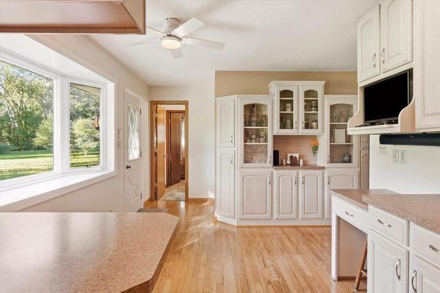 S55W23639 Hickory Ridge DRIVE, Waukesha, WI 53189