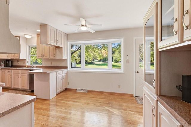 S55W23639 Hickory Ridge DRIVE, Waukesha, WI 53189