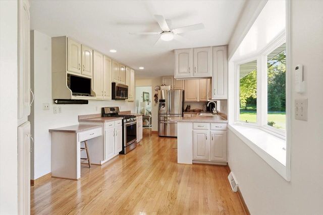 S55W23639 Hickory Ridge DRIVE, Waukesha, WI 53189