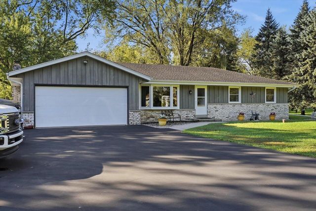 S55W23639 Hickory Ridge DRIVE, Waukesha, WI 53189