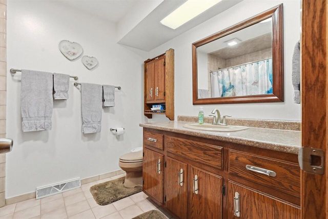 S55W23639 Hickory Ridge DRIVE, Waukesha, WI 53189