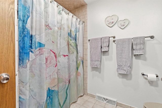 S55W23639 Hickory Ridge DRIVE, Waukesha, WI 53189