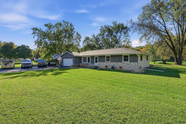 S55W23639 Hickory Ridge DRIVE, Waukesha, WI 53189