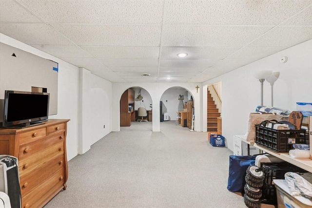 S55W23639 Hickory Ridge DRIVE, Waukesha, WI 53189