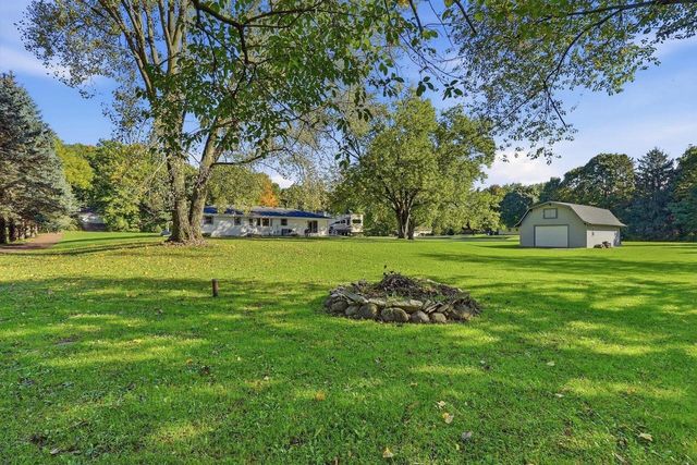 S55W23639 Hickory Ridge DRIVE, Waukesha, WI 53189