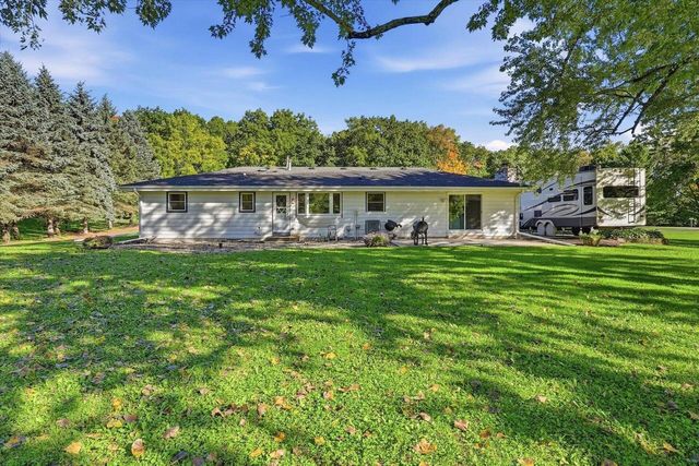 S55W23639 Hickory Ridge DRIVE, Waukesha, WI 53189