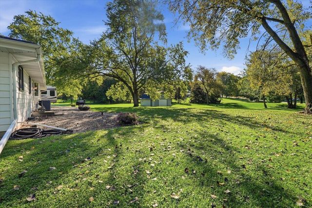 S55W23639 Hickory Ridge DRIVE, Waukesha, WI 53189