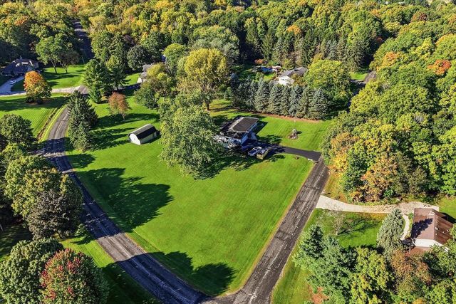 S55W23639 Hickory Ridge DRIVE, Waukesha, WI 53189