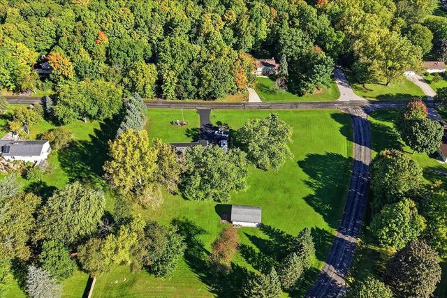 S55W23639 Hickory Ridge DRIVE, Waukesha, WI 53189