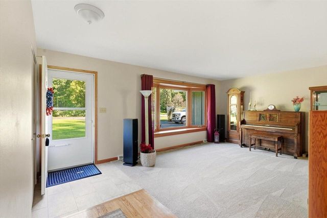 S55W23639 Hickory Ridge DRIVE, Waukesha, WI 53189