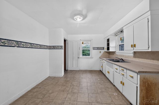 1824 Sterling Avenue, North College Hill, OH 45239