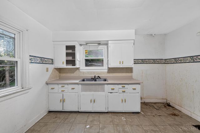 1824 Sterling Avenue, North College Hill, OH 45239