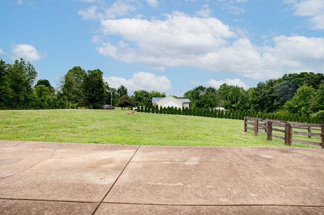 2233 Fall River Rd, Leoma, TN 38468